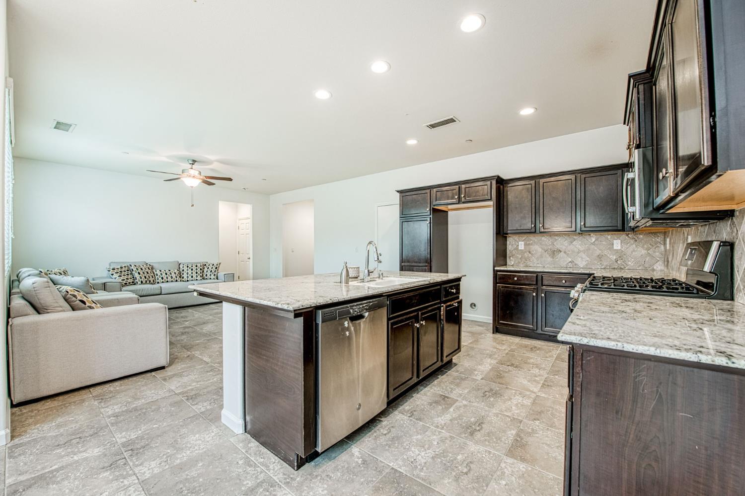 2143 Lombard Ln, Clovis, CA 93619