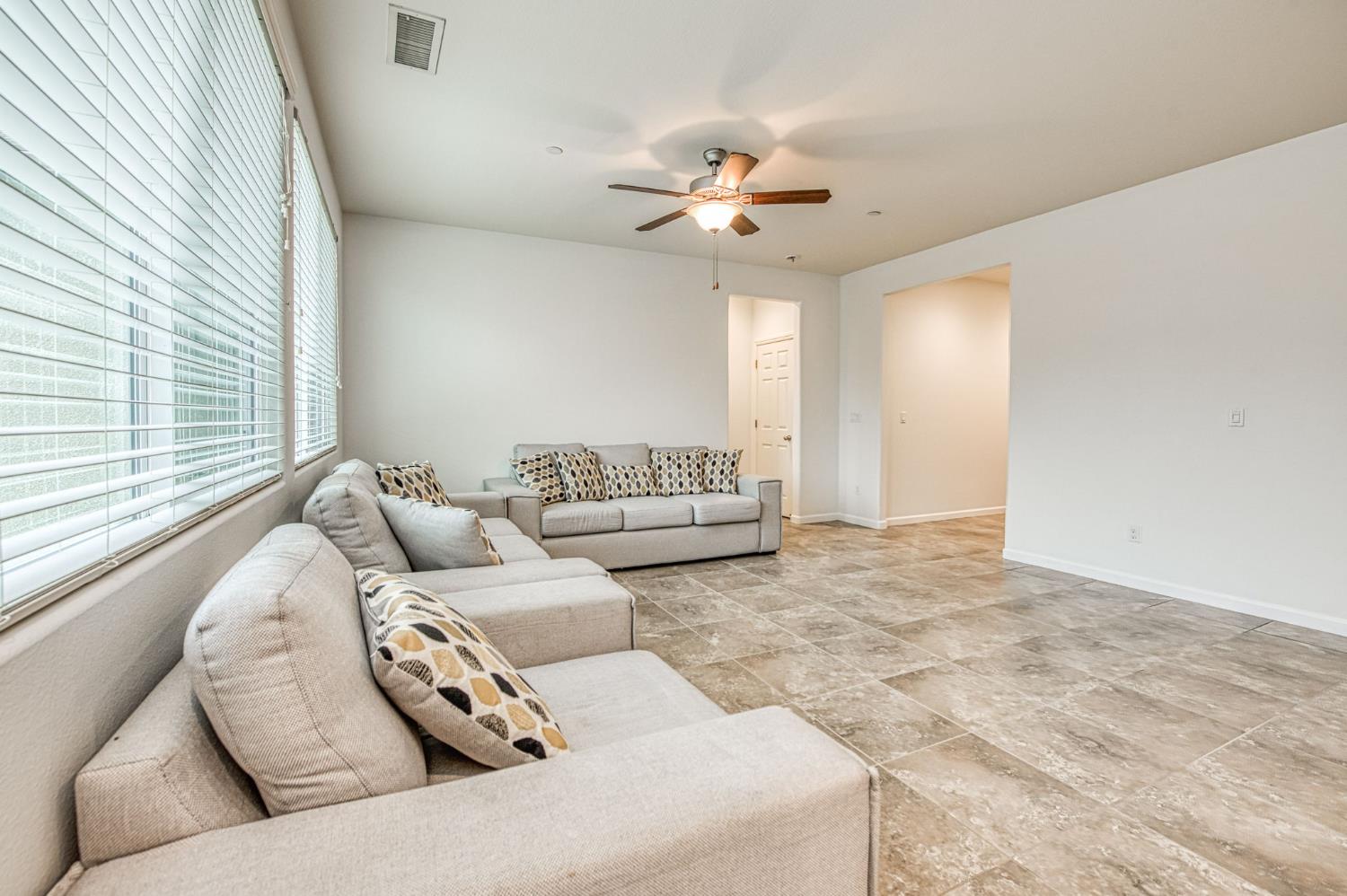 2143 Lombard Ln, Clovis, CA 93619