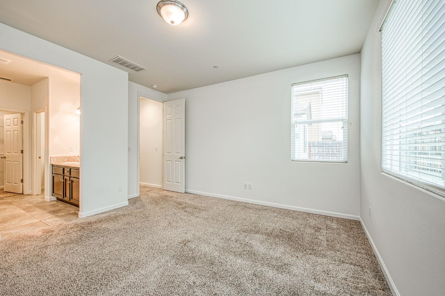 2143 Lombard Ln, Clovis, CA 93619