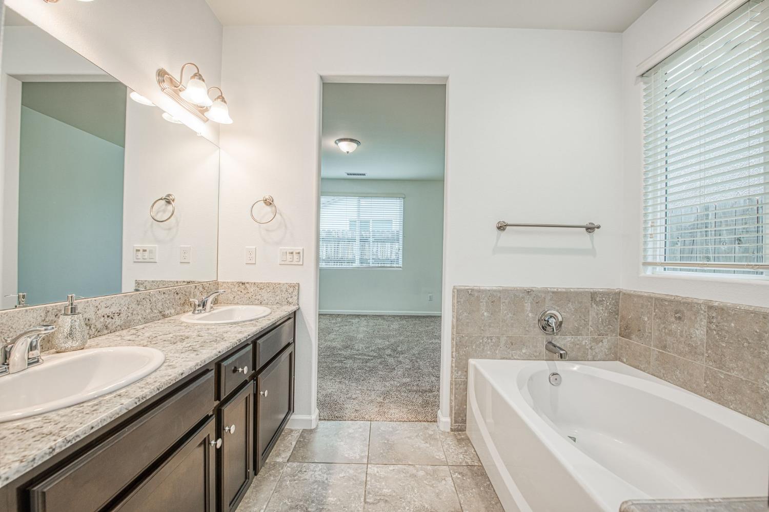 2143 Lombard Ln, Clovis, CA 93619