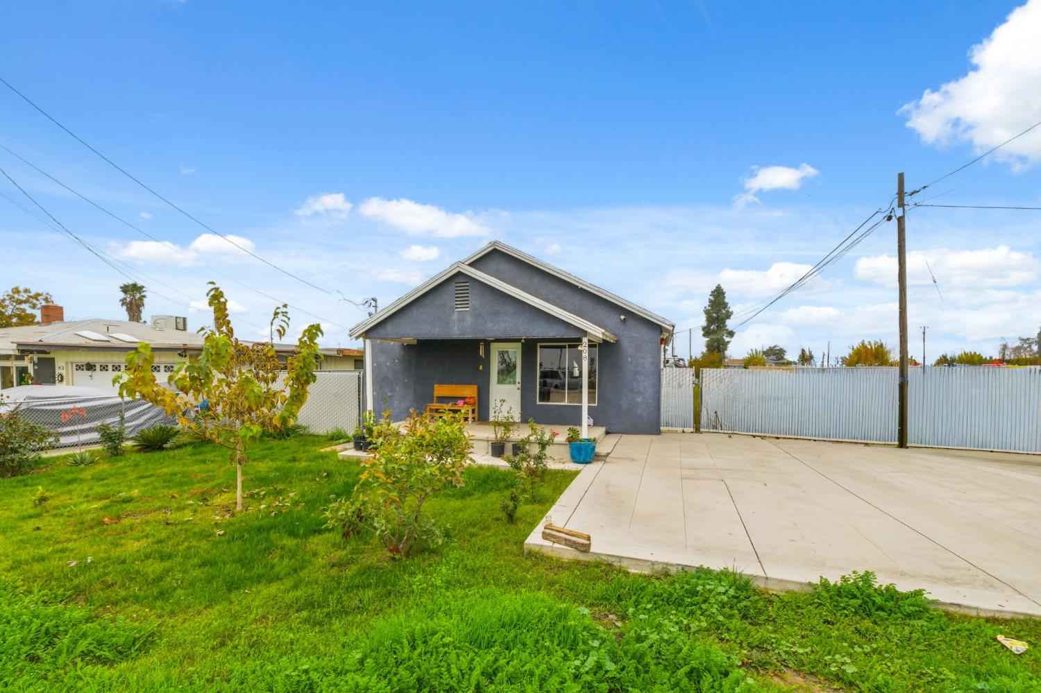 208 S Hughes Ave, Fresno, CA 93706