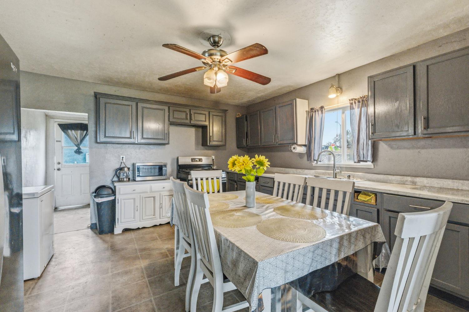 208 S Hughes Ave, Fresno, CA 93706