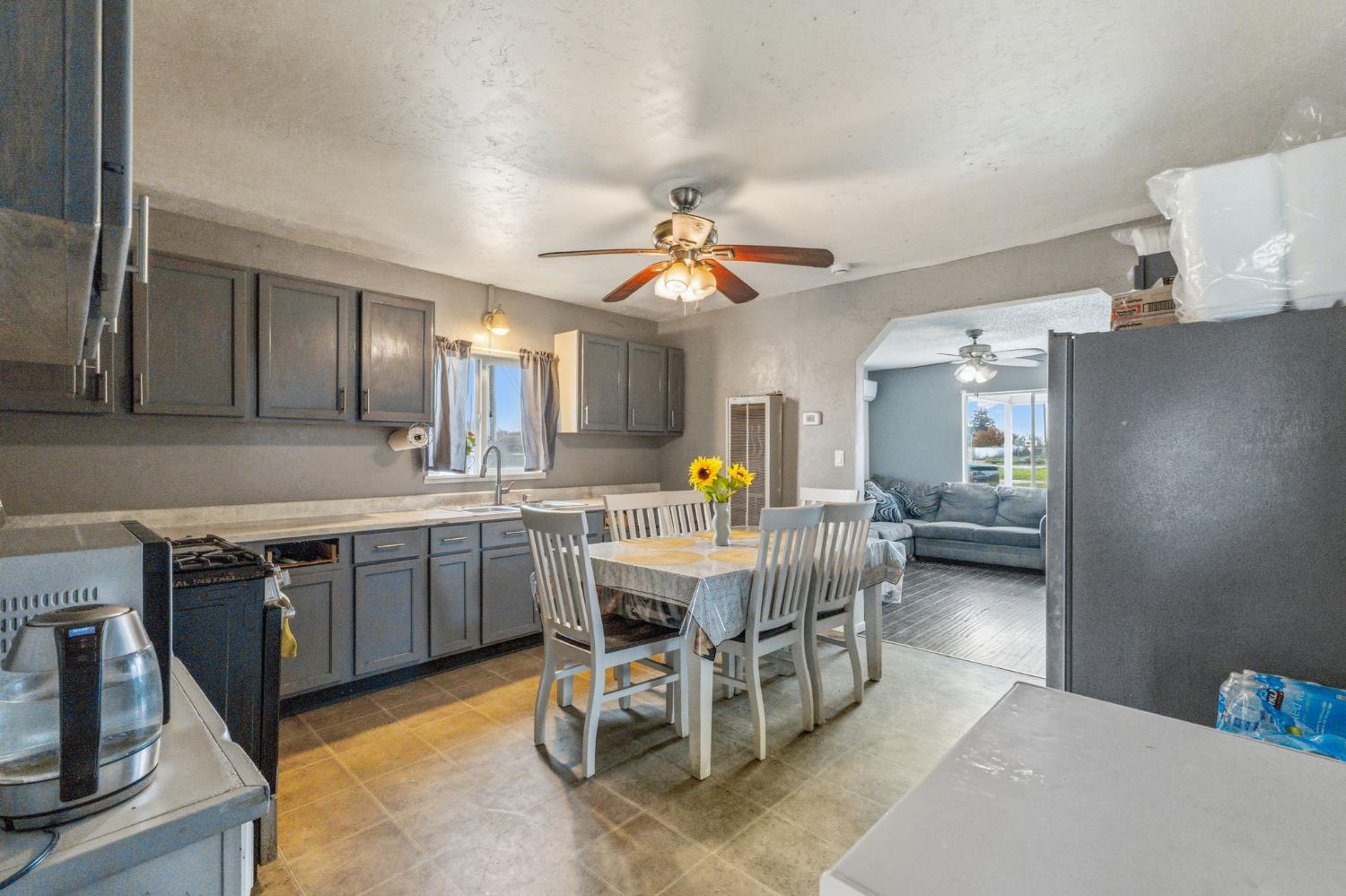 208 S Hughes Ave, Fresno, CA 93706