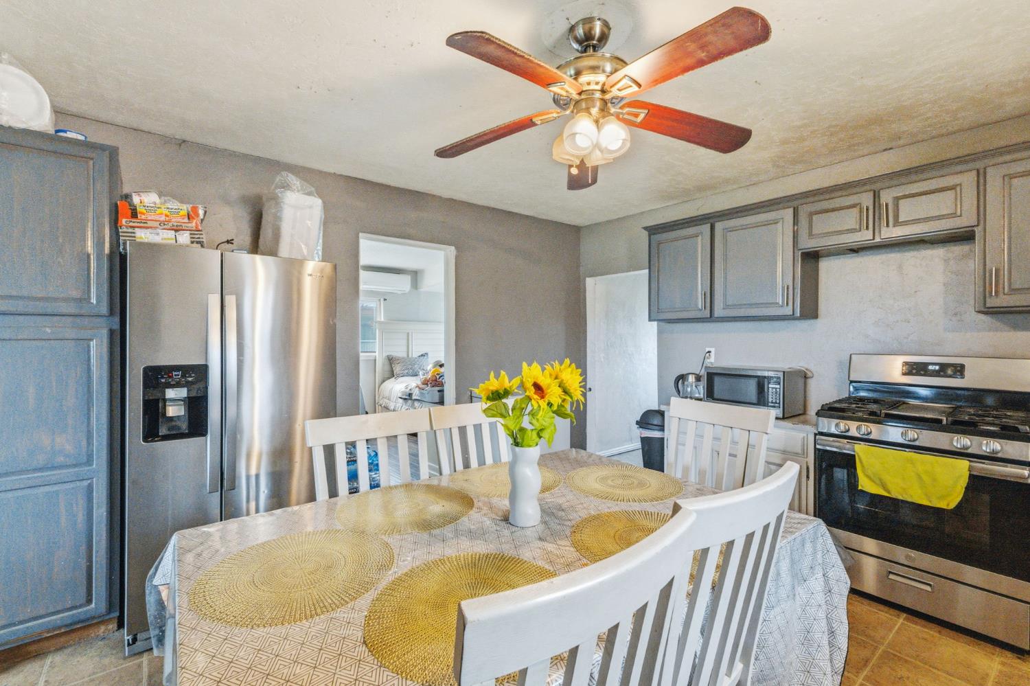 208 S Hughes Ave, Fresno, CA 93706