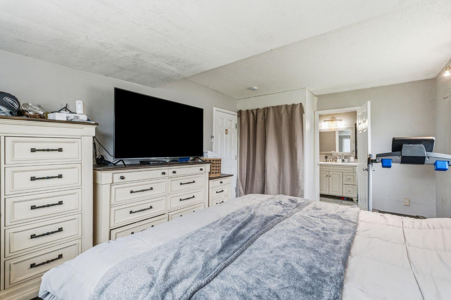 208 S Hughes Ave, Fresno, CA 93706