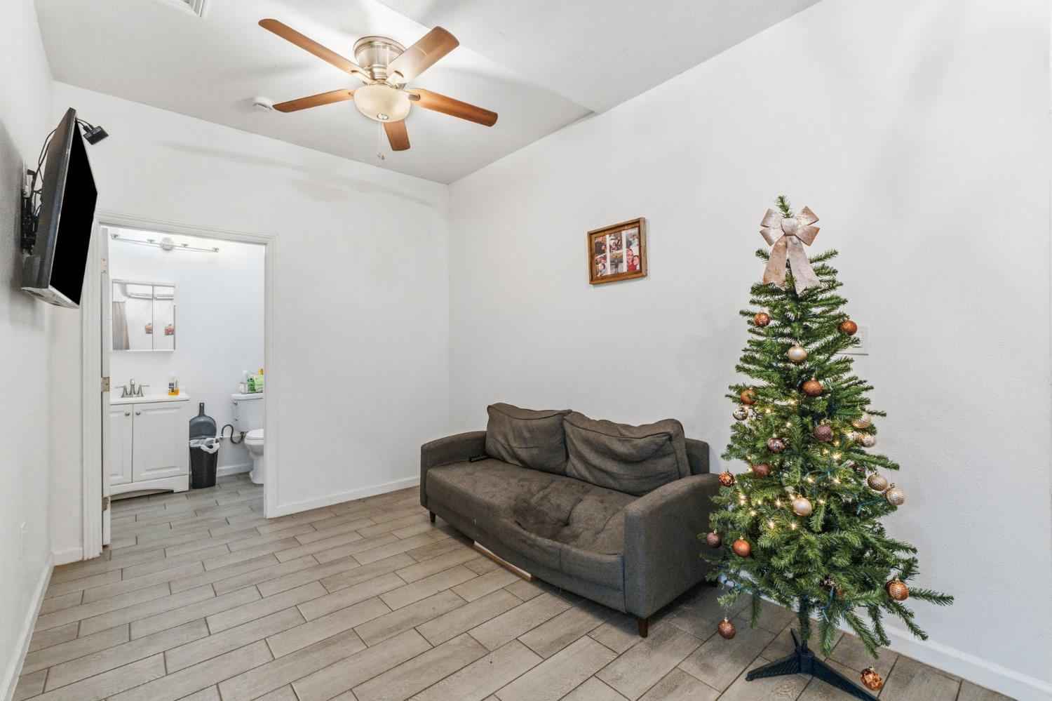 208 S Hughes Ave, Fresno, CA 93706