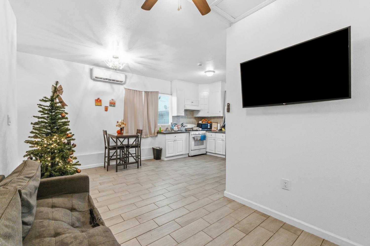 208 S Hughes Ave, Fresno, CA 93706