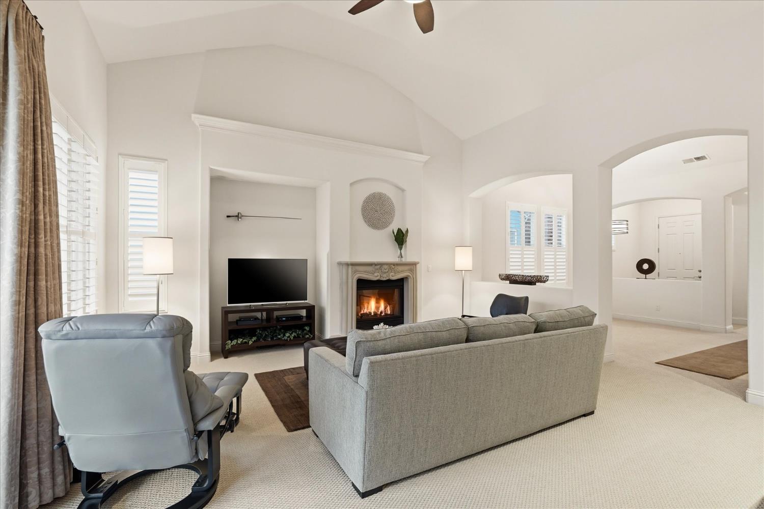 54 W Everglade Ave, Clovis, CA 93619