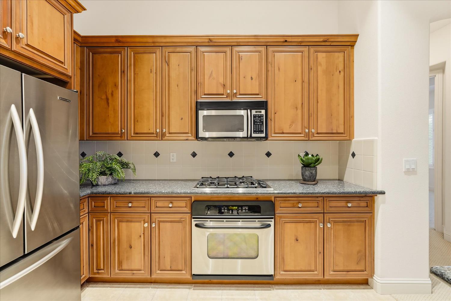 54 W Everglade Ave, Clovis, CA 93619