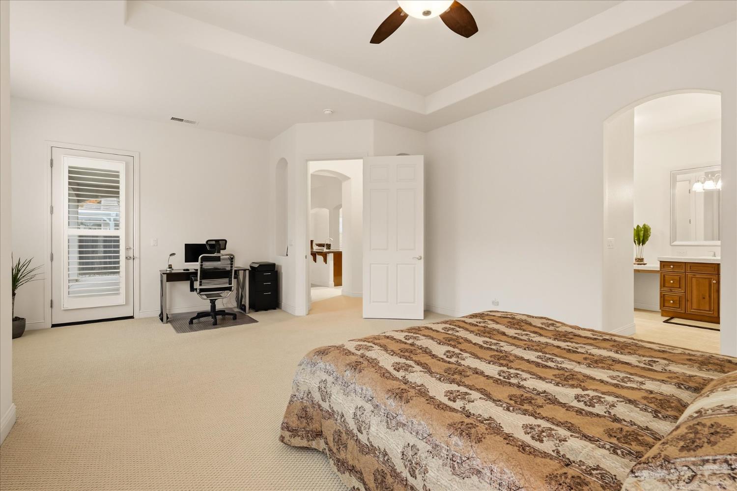 54 W Everglade Ave, Clovis, CA 93619