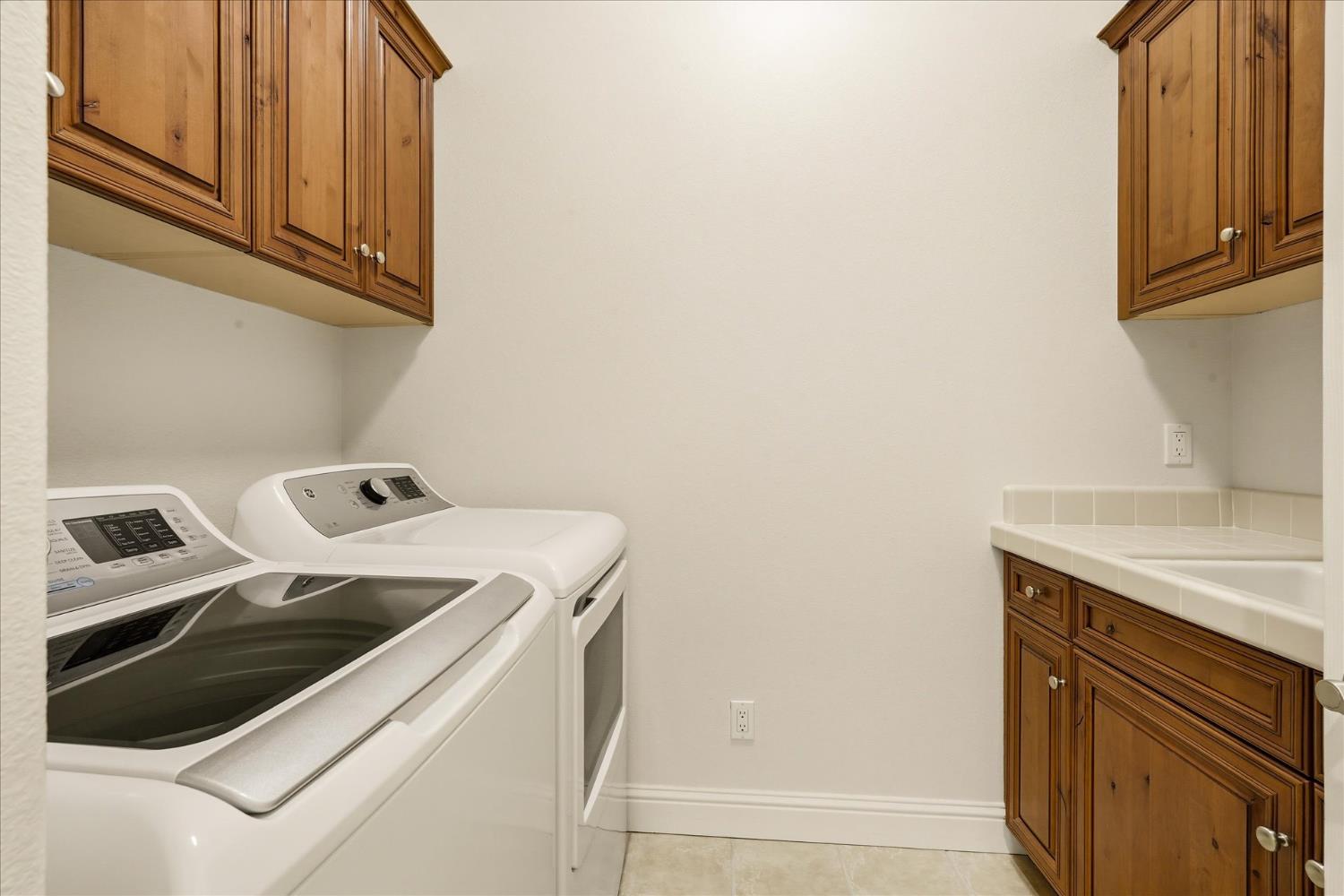 54 W Everglade Ave, Clovis, CA 93619