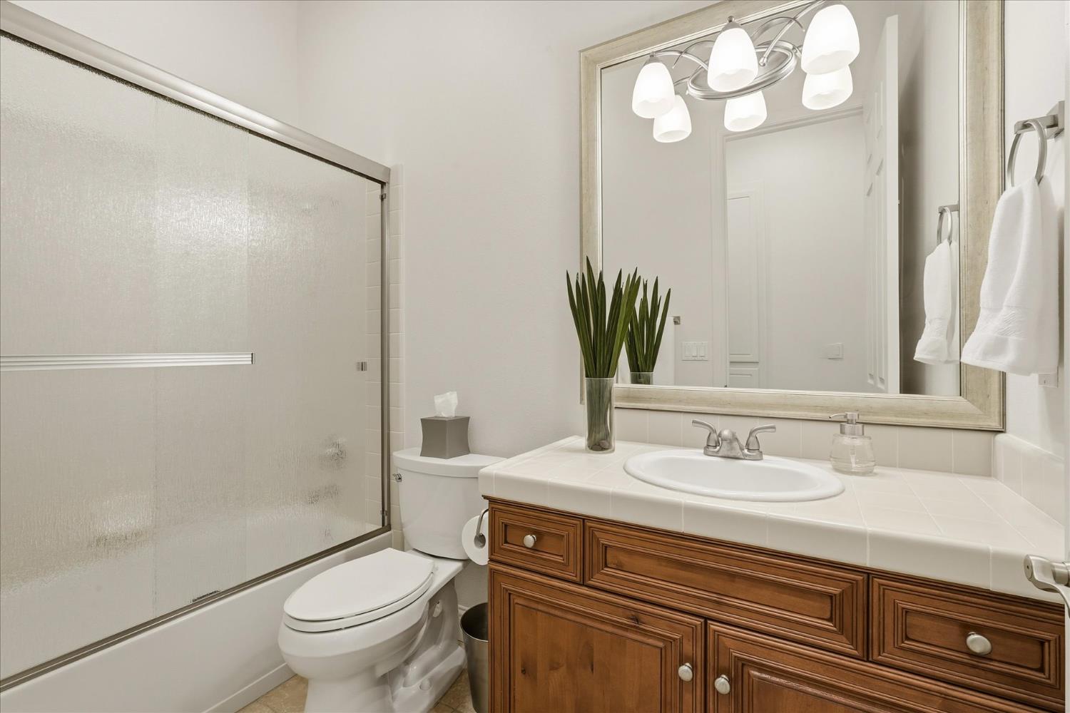 54 W Everglade Ave, Clovis, CA 93619