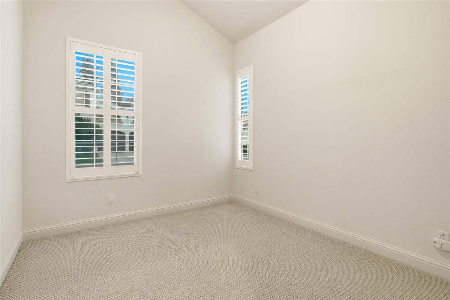 54 W Everglade Ave, Clovis, CA 93619