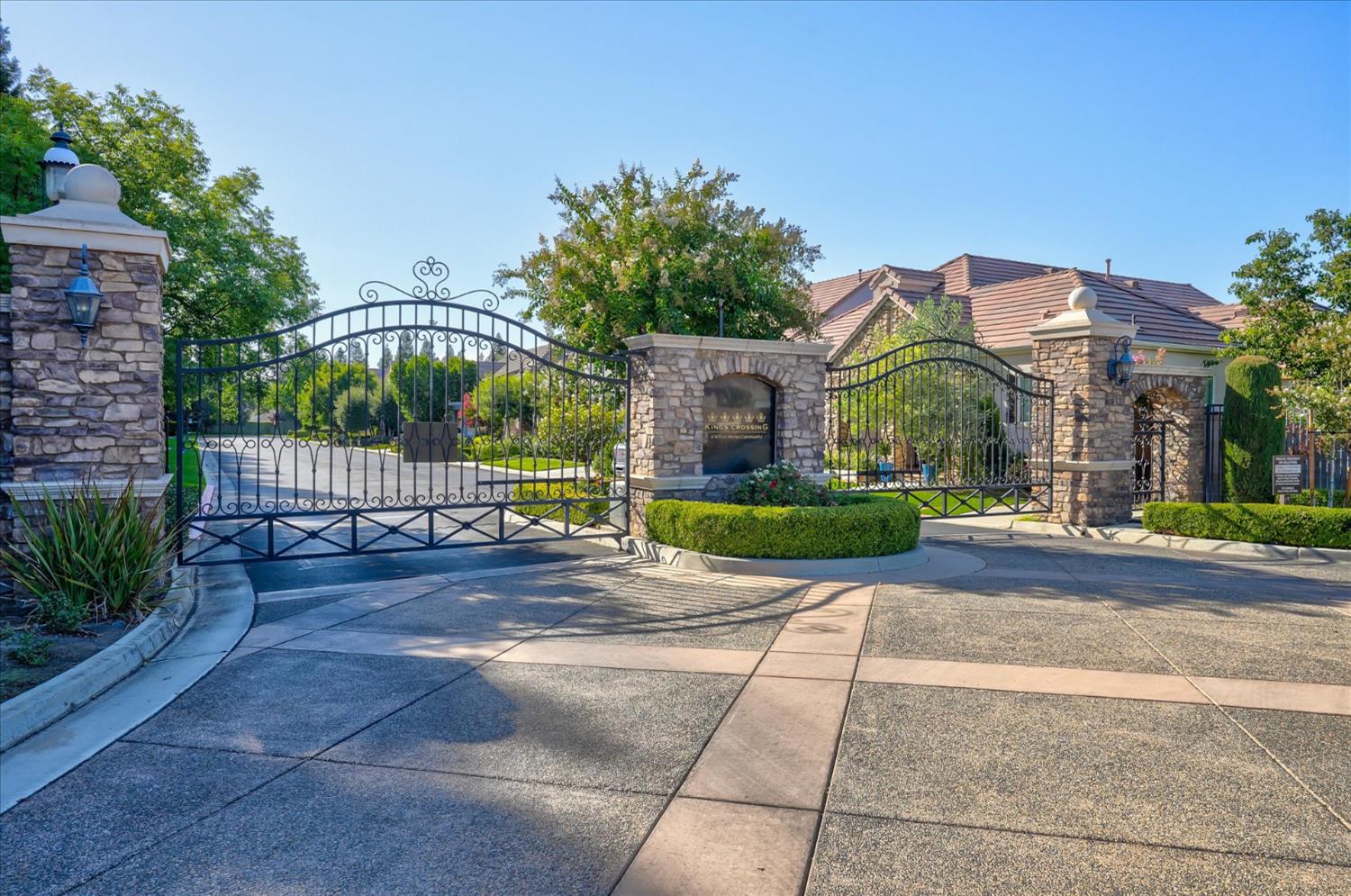 54 W Everglade Ave, Clovis, CA 93619