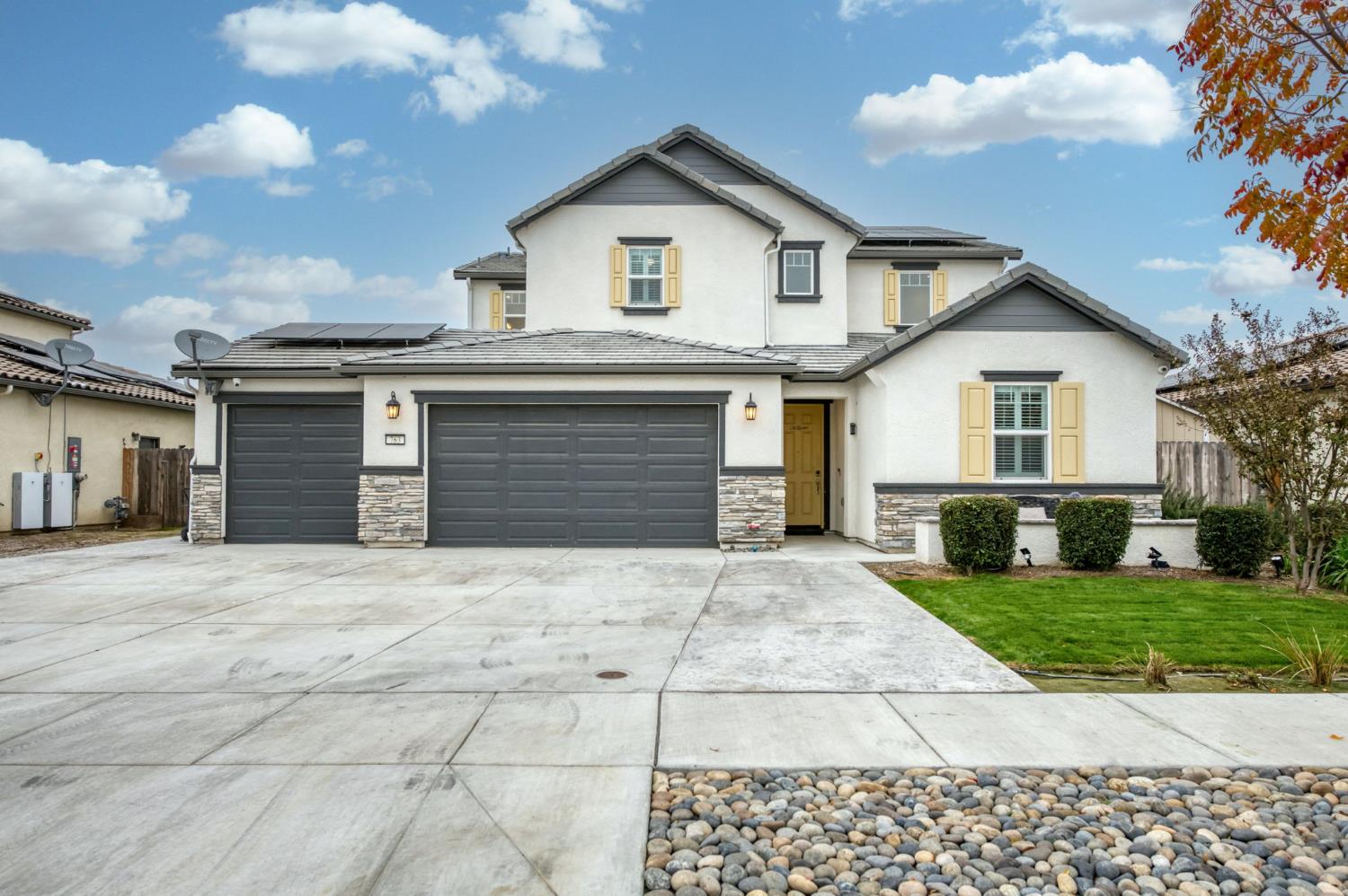 763 Howard St, Kingsburg, CA 93631