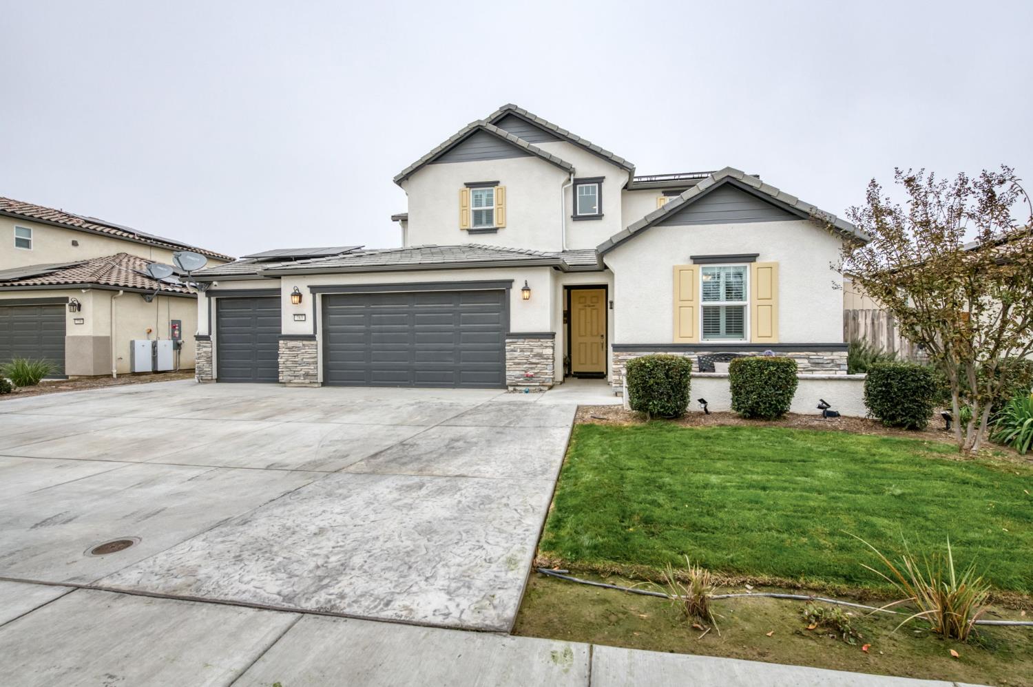 763 Howard St, Kingsburg, CA 93631