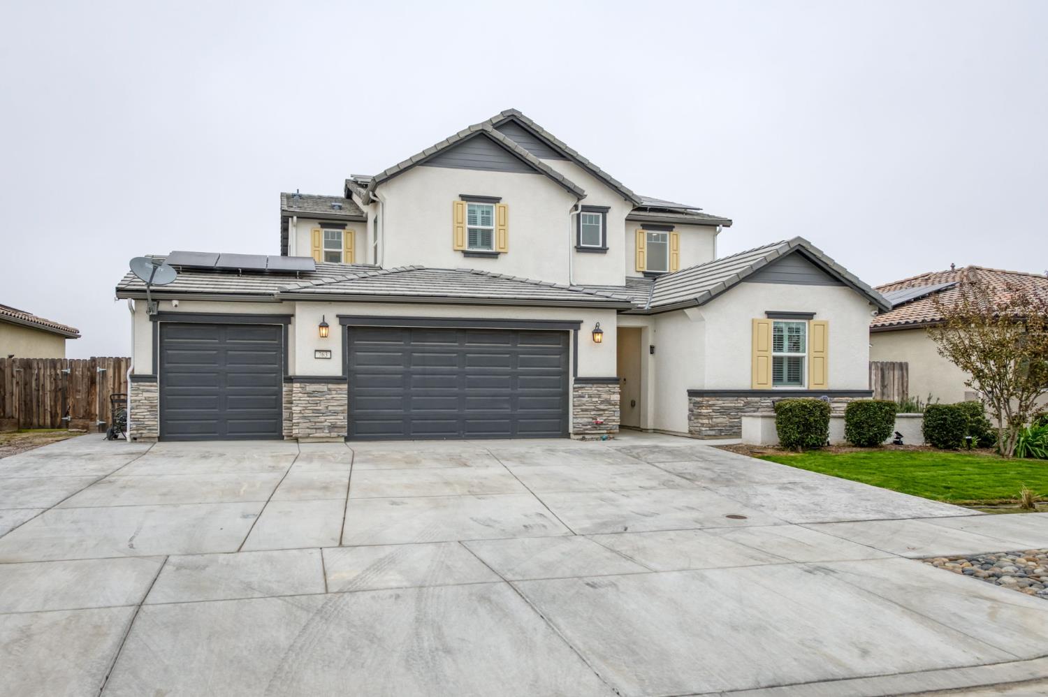 763 Howard St, Kingsburg, CA 93631