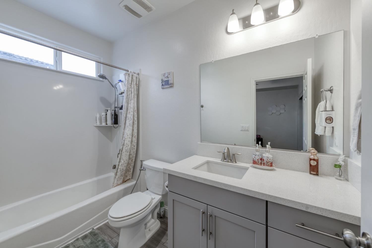 763 Howard St, Kingsburg, CA 93631