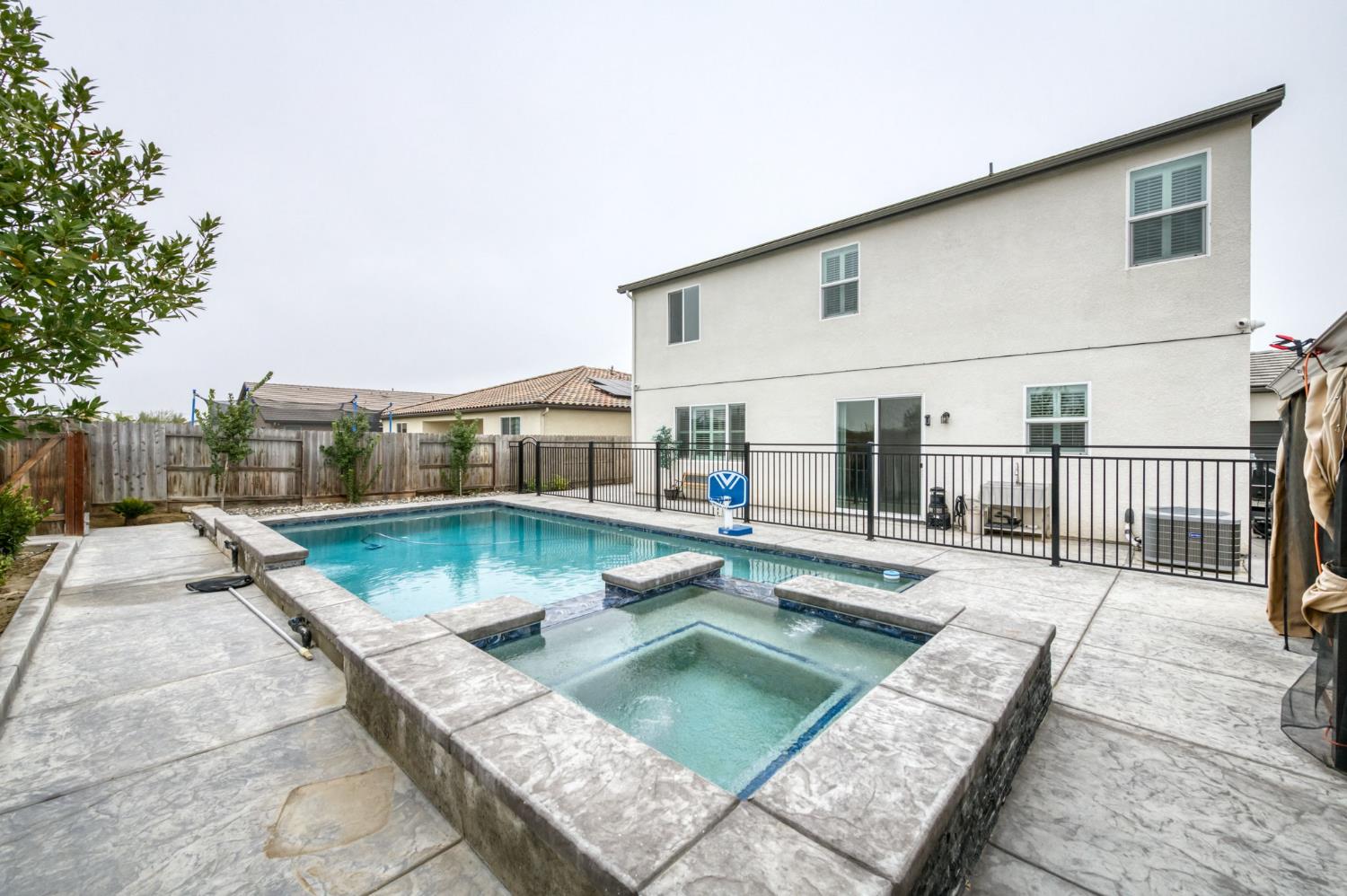 763 Howard St, Kingsburg, CA 93631