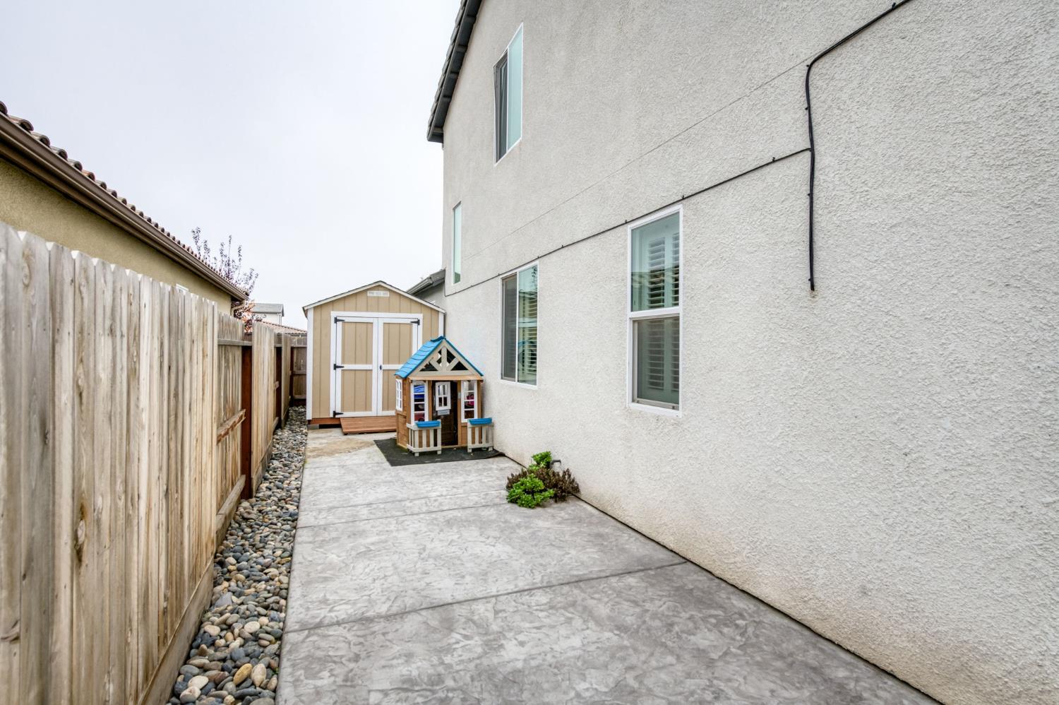 763 Howard St, Kingsburg, CA 93631