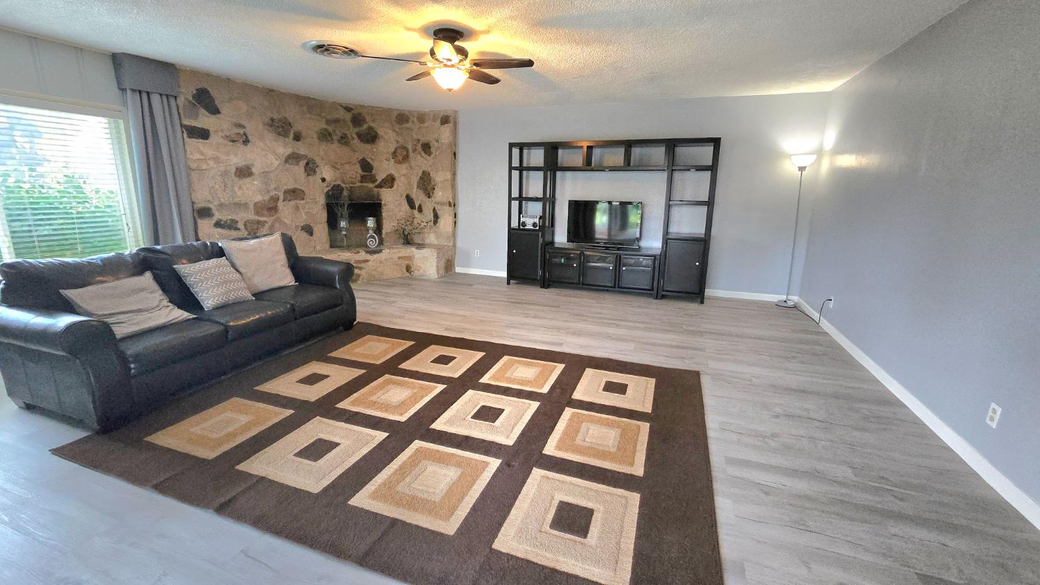 112 E Oleander Ave, Fresno, CA 93706