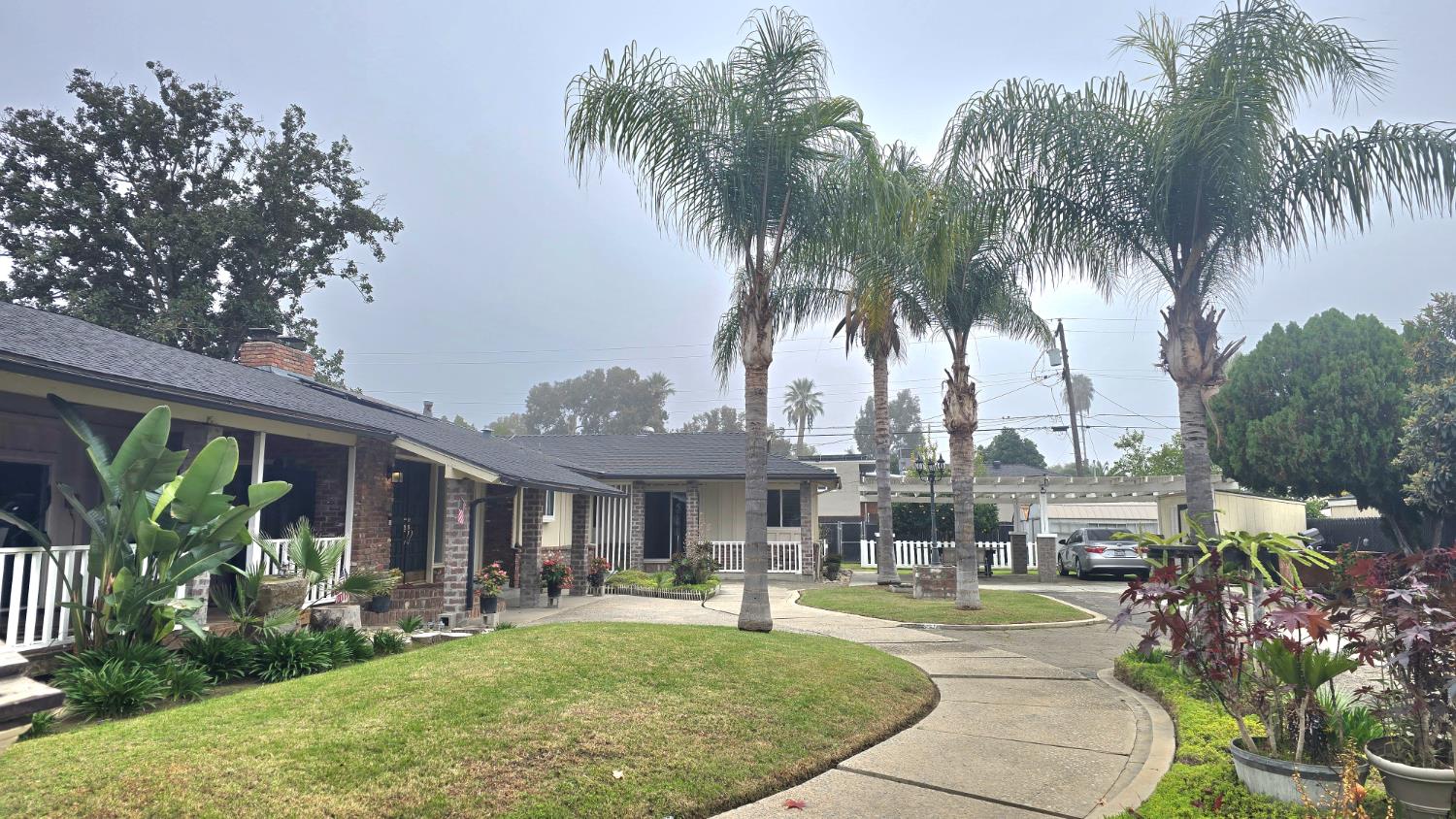 112 E Oleander Ave, Fresno, CA 93706