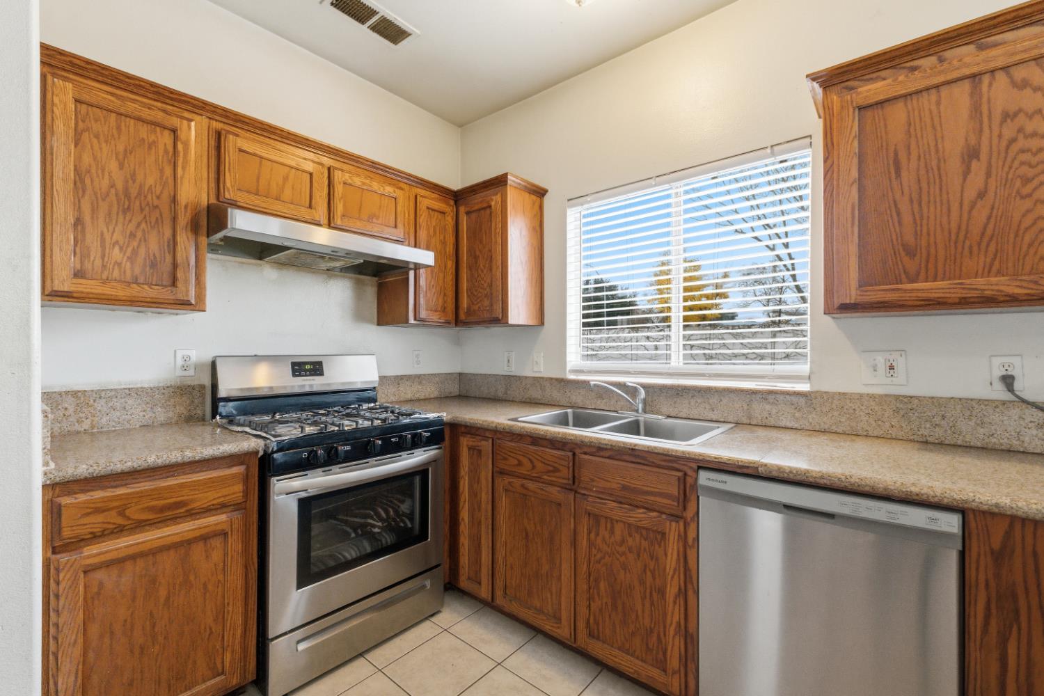 5028 W Robinson Ave, Fresno, CA 93722