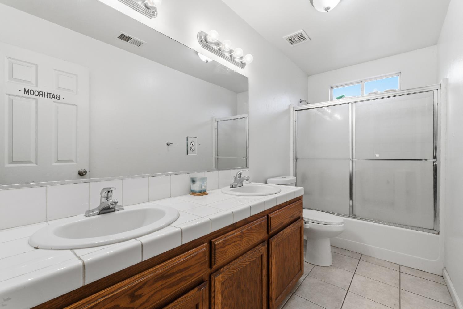 5028 W Robinson Ave, Fresno, CA 93722