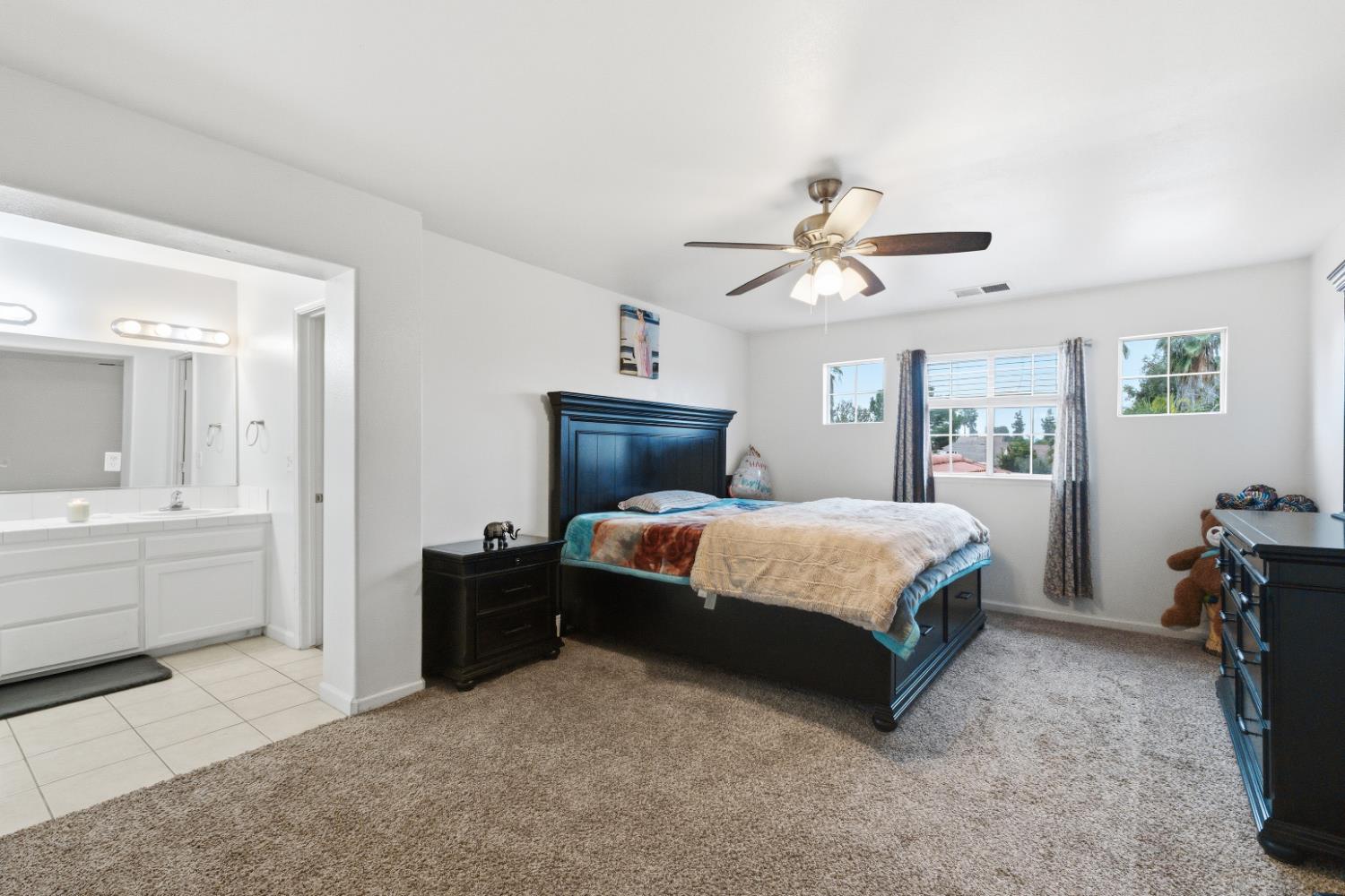 5028 W Robinson Ave, Fresno, CA 93722