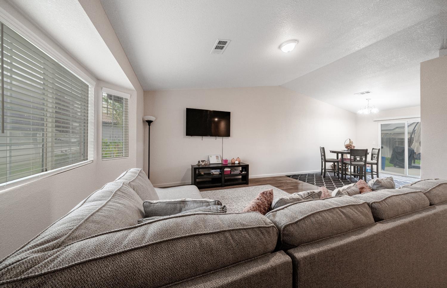 1935 Madison Dr, Madera, CA 93638