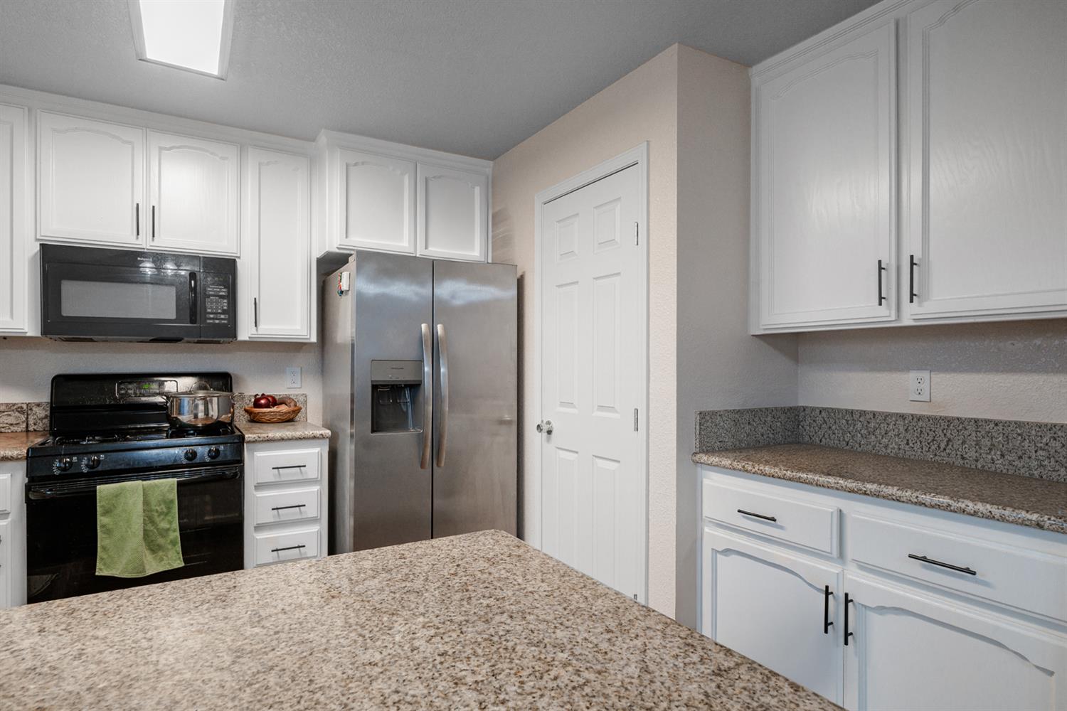 1935 Madison Dr, Madera, CA 93638