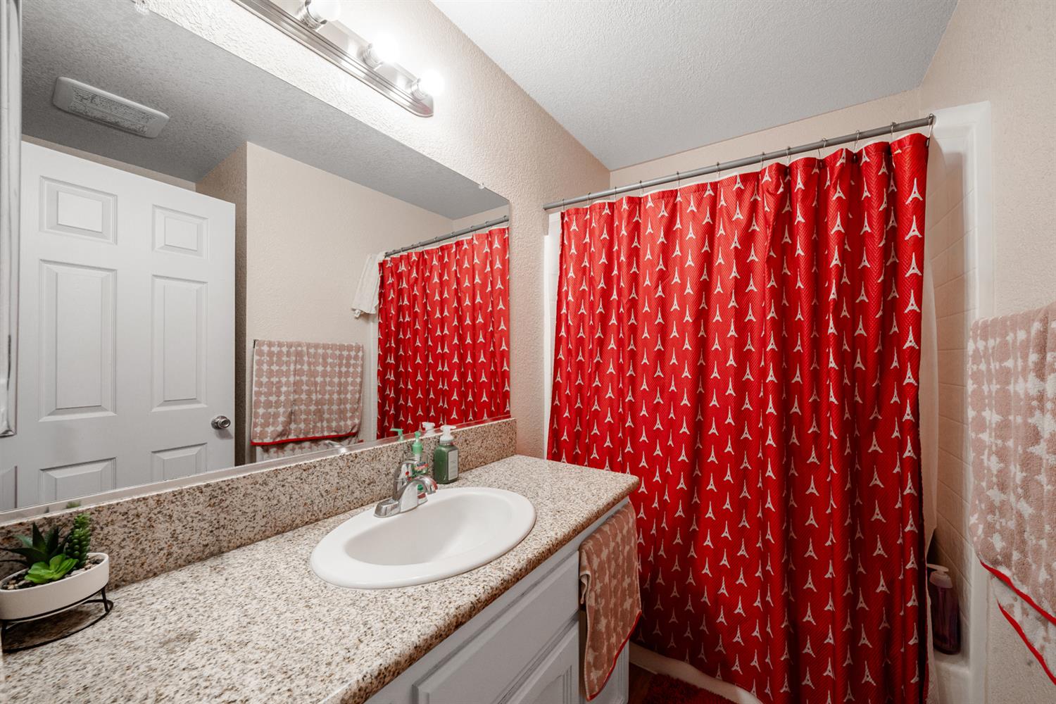 1935 Madison Dr, Madera, CA 93638