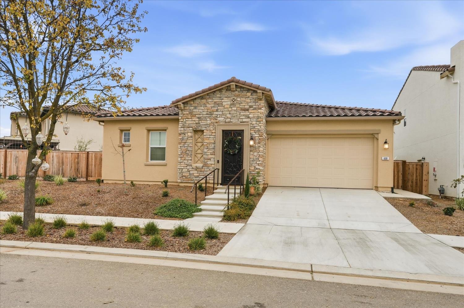 668 Rock Crest Ave, Madera, CA 93636