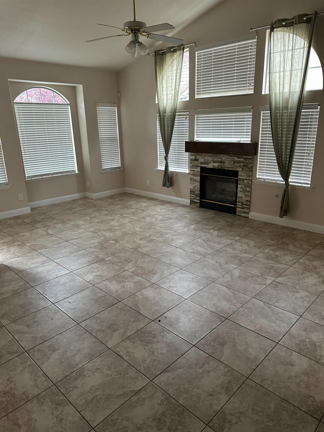 9929 N Price Ave, Fresno, CA 93720