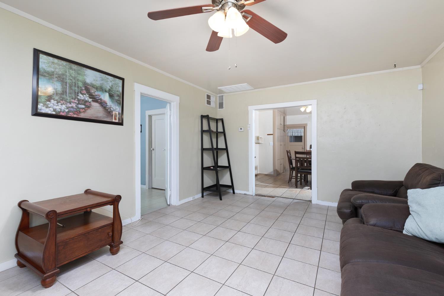 1044 S Hope Ave, Reedley, CA 93654