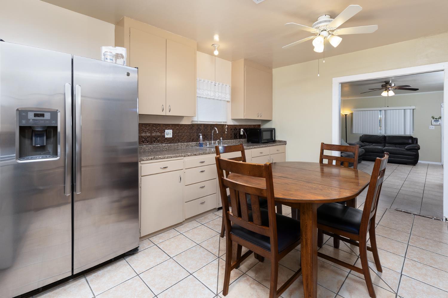 1044 S Hope Ave, Reedley, CA 93654