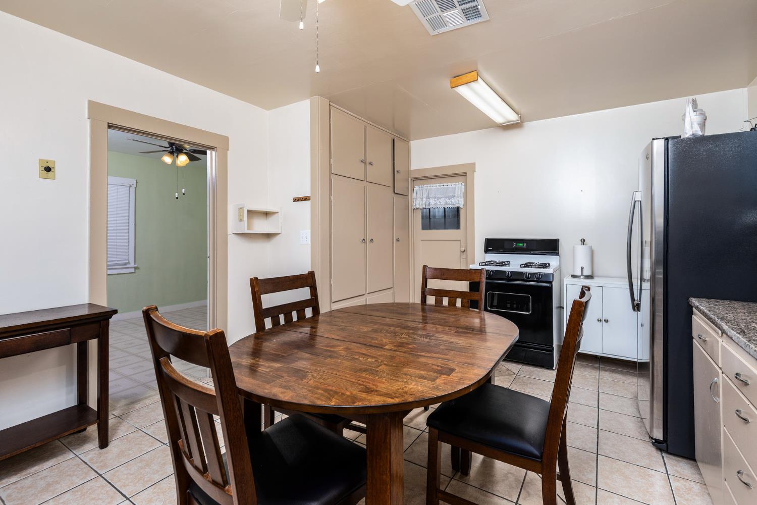 1044 S Hope Ave, Reedley, CA 93654