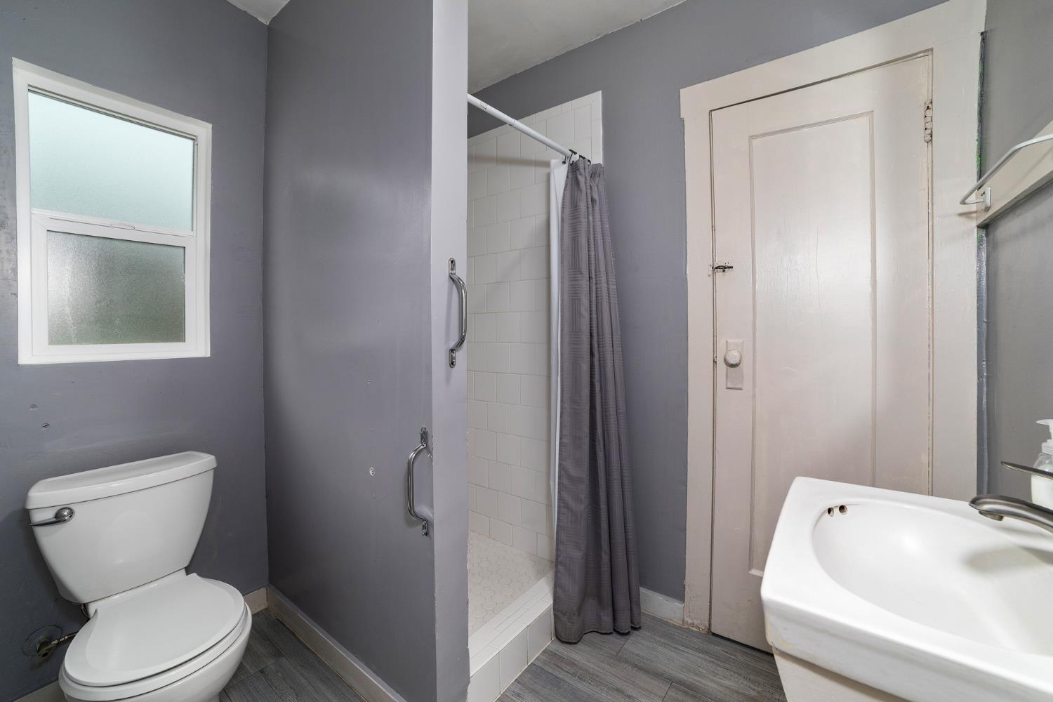 1044 S Hope Ave, Reedley, CA 93654