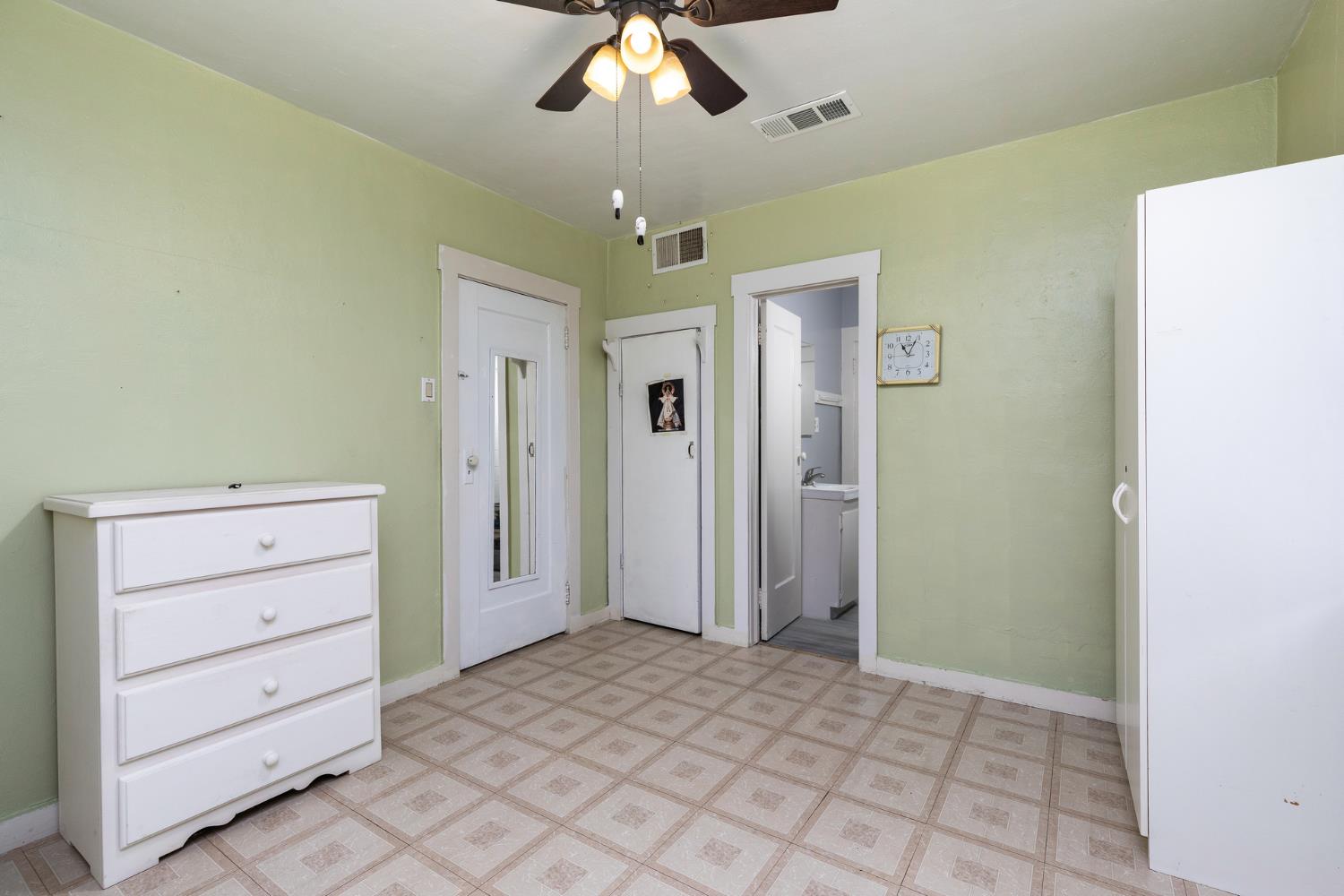 1044 S Hope Ave, Reedley, CA 93654