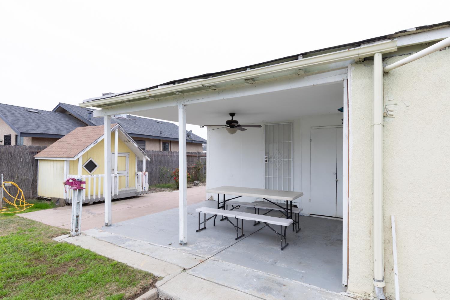 1044 S Hope Ave, Reedley, CA 93654