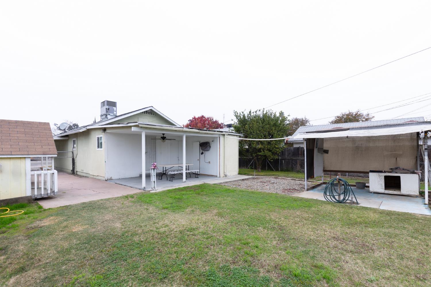 1044 S Hope Ave, Reedley, CA 93654