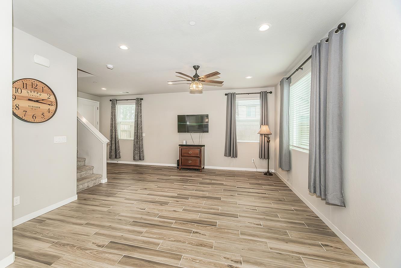 4085 N Sandrini Ave, Fresno, CA 93723