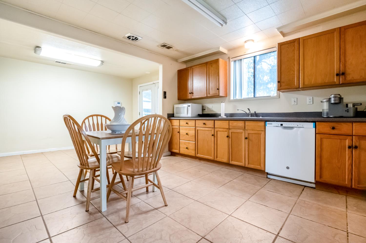 18701 Lort Dr, Visalia, CA 93292