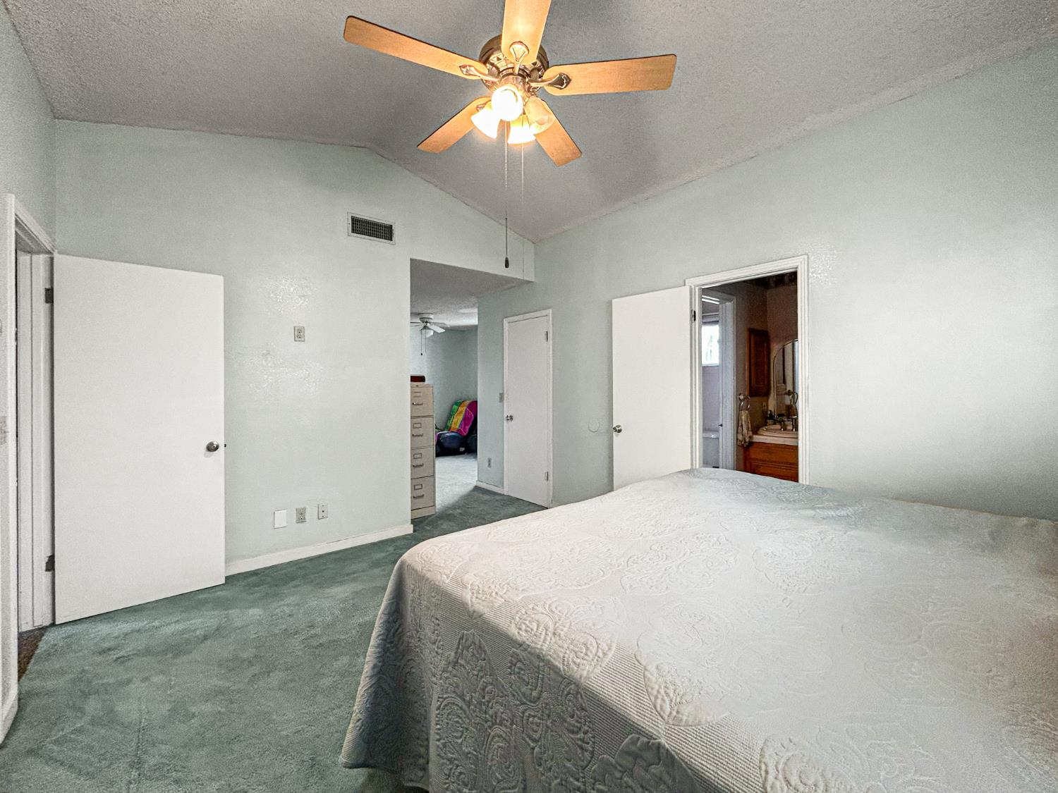 3243 N Dewey Ave, Fresno, CA 93722