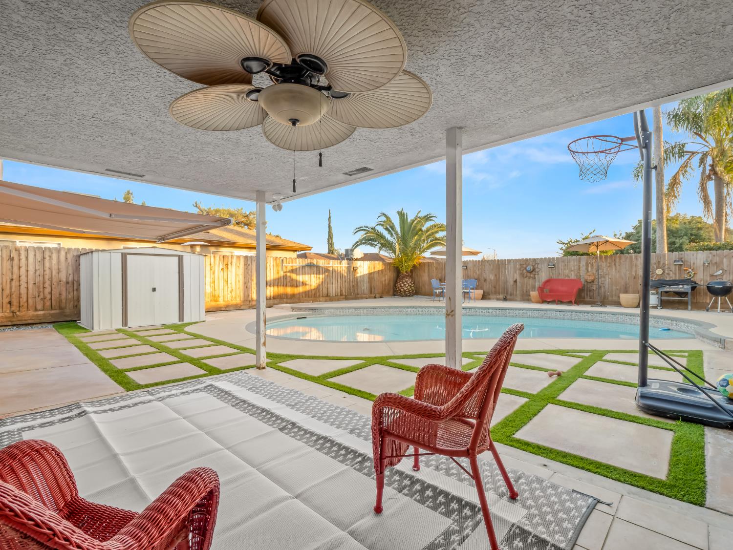 3279 W Rialto Ave, Fresno, CA 93722