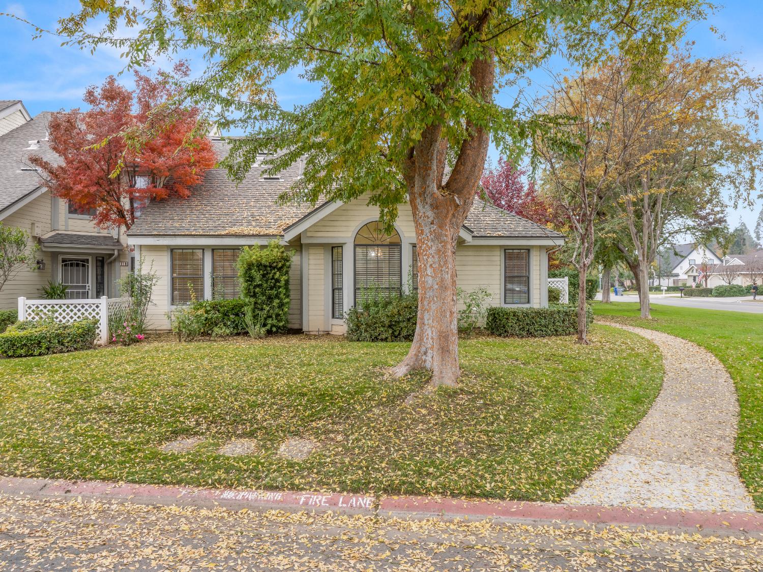 917 E Foxhill Dr, Fresno, CA 93720