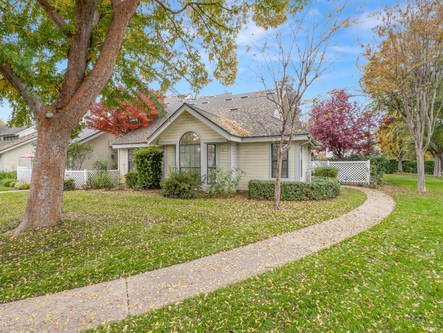 917 E Foxhill Dr, Fresno, CA 93720