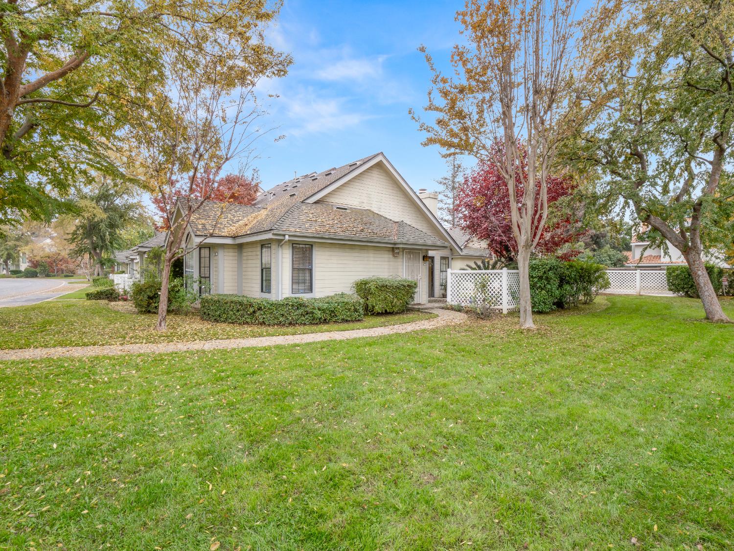 917 E Foxhill Dr, Fresno, CA 93720