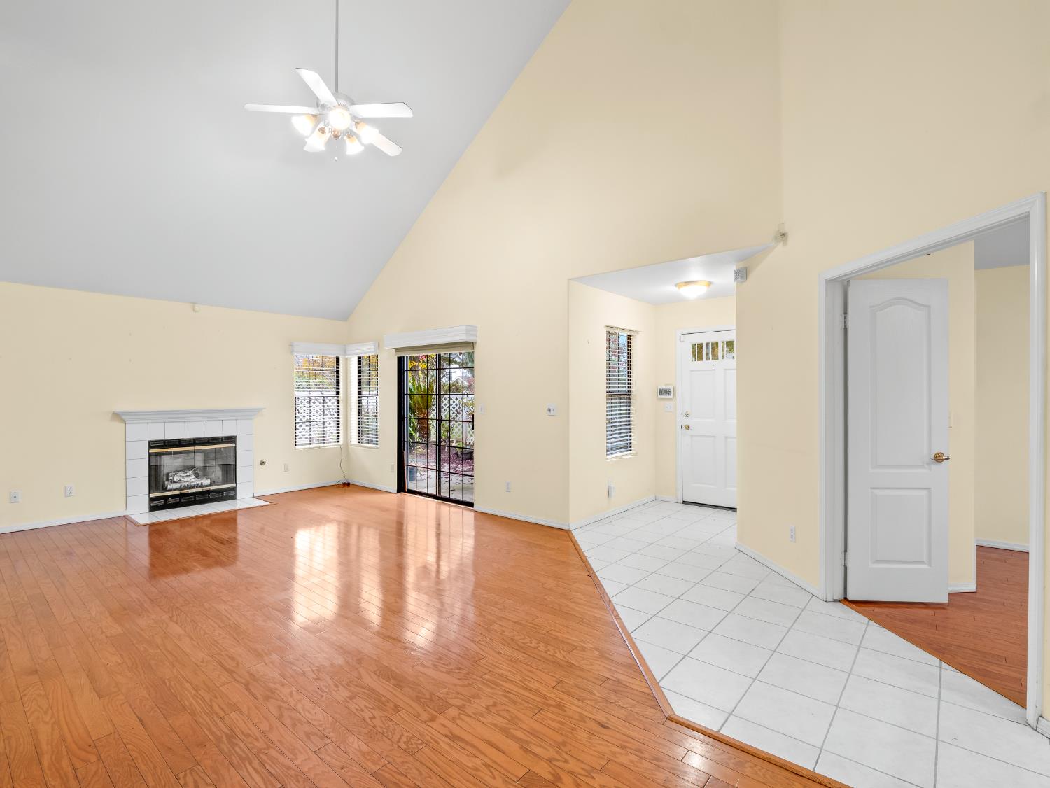 917 E Foxhill Dr, Fresno, CA 93720