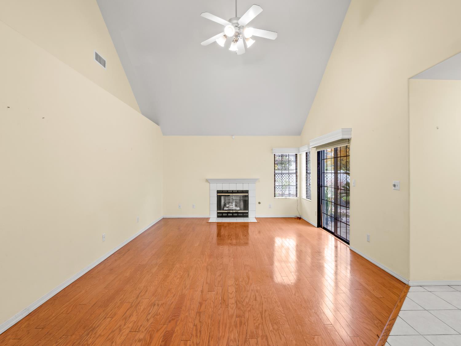 917 E Foxhill Dr, Fresno, CA 93720